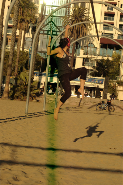 twenty somethign works the rings at Sant Monica beach Black friday 2015