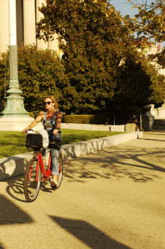 attractive 30 soemthing female bikes a=near the Mall