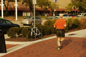 Baltimore 31 Oct 16 inner harbor man jogs in red shirt